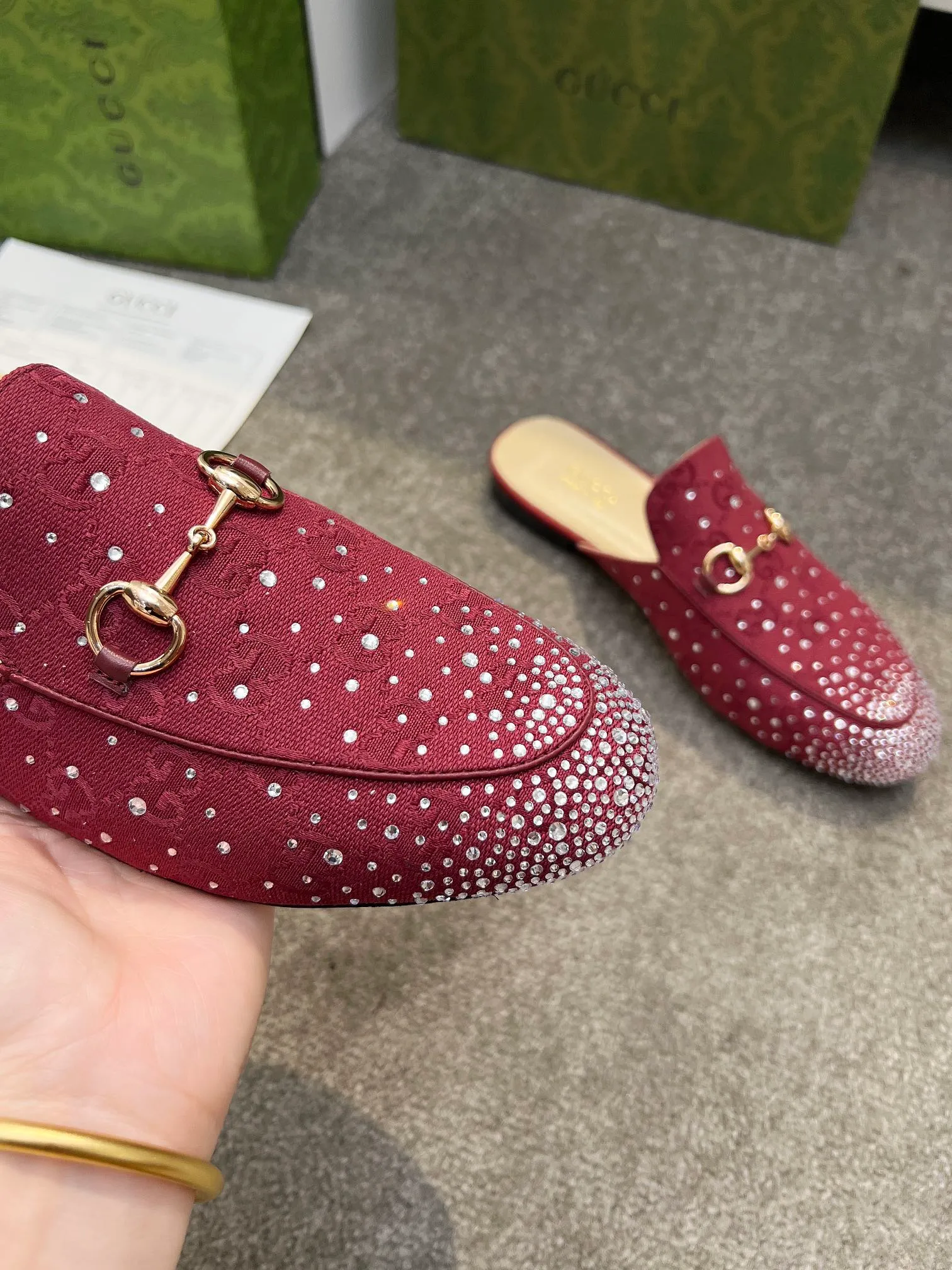 👟👟Ex-factory price 380👟👟 Genuine leather sole +50 Original quality guccisummer's latest limited edition slippers, top quality, purchased genuine development original special hot diamond process classic double G presbyopic inner sheepskin with Italian original board material and craftsmanship are the same as the original! Code number: 35-42,